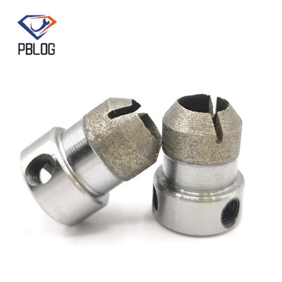 Ensemble de diamants de déchiquetage pour changer la forme de la surface de contact après le forage du verre ou de la pierre