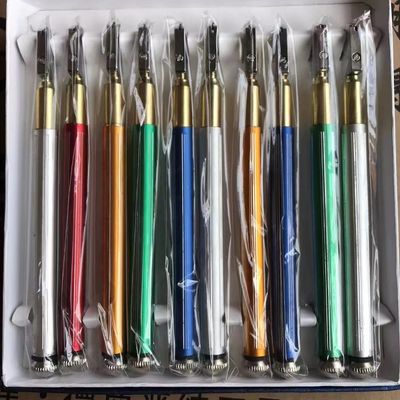 Le tracement de l'outil de taille du verre a gravé le coupeur en refief Diamond Multifunctional en verre