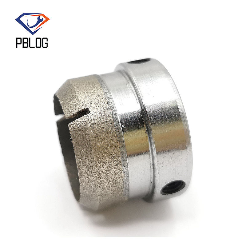 Ensemble de diamants de déchiquetage pour changer la forme de la surface de contact après le forage du verre ou de la pierre